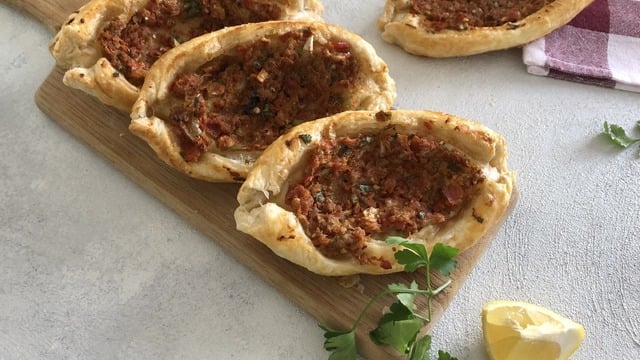 Hamur Yoğurmadan: Kıymalı Milföy Pide