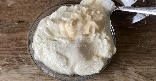 yogurtlu-marul-salatasi-yapim1