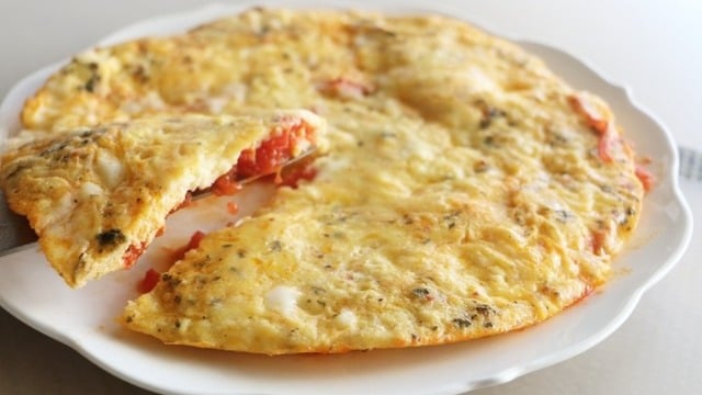 Kahvaltının Prensi: Domatesli Kaşarlı Omlet