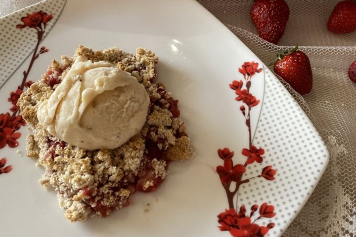 Rafine Şekersiz: Çilekli Fit Crumble