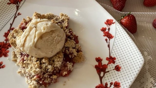 Rafine Şekersiz: Çilekli Fit Crumble
