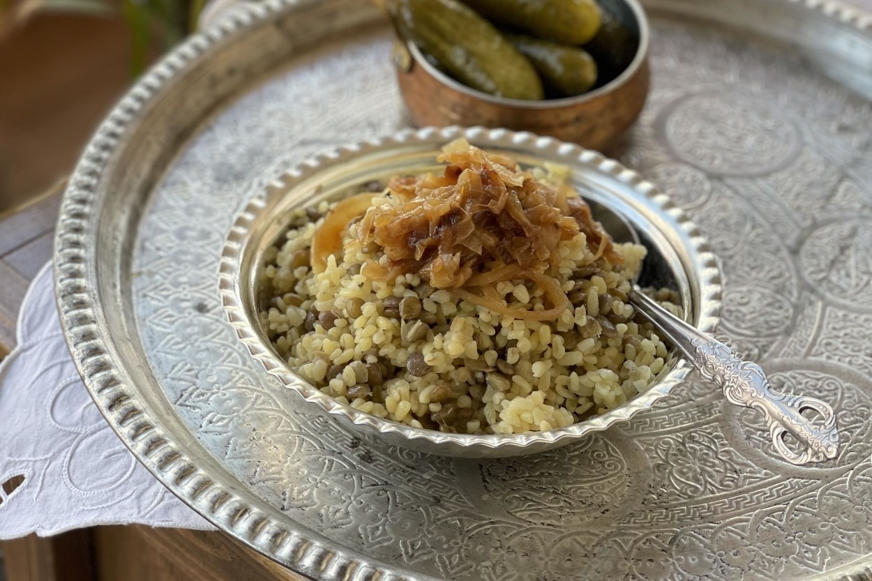 Çok Pratik Çok Lezzetli: Karamelize Soğanlı Yeşil Mercimekli Bulgur Pilavı