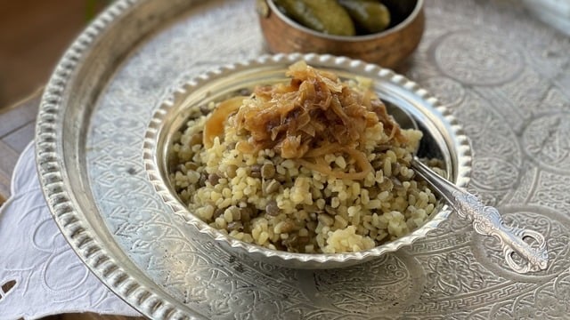 Çok Pratik Çok Lezzetli: Karamelize Soğanlı Yeşil Mercimekli Bulgur Pilavı