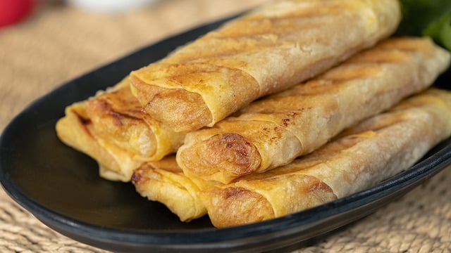 Pratik Sevenlere: Tost Makinesinde Çin Böreği