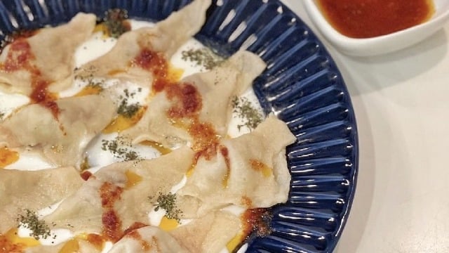 Sarımsaklı Yoğurtla: Üçgen Mantı