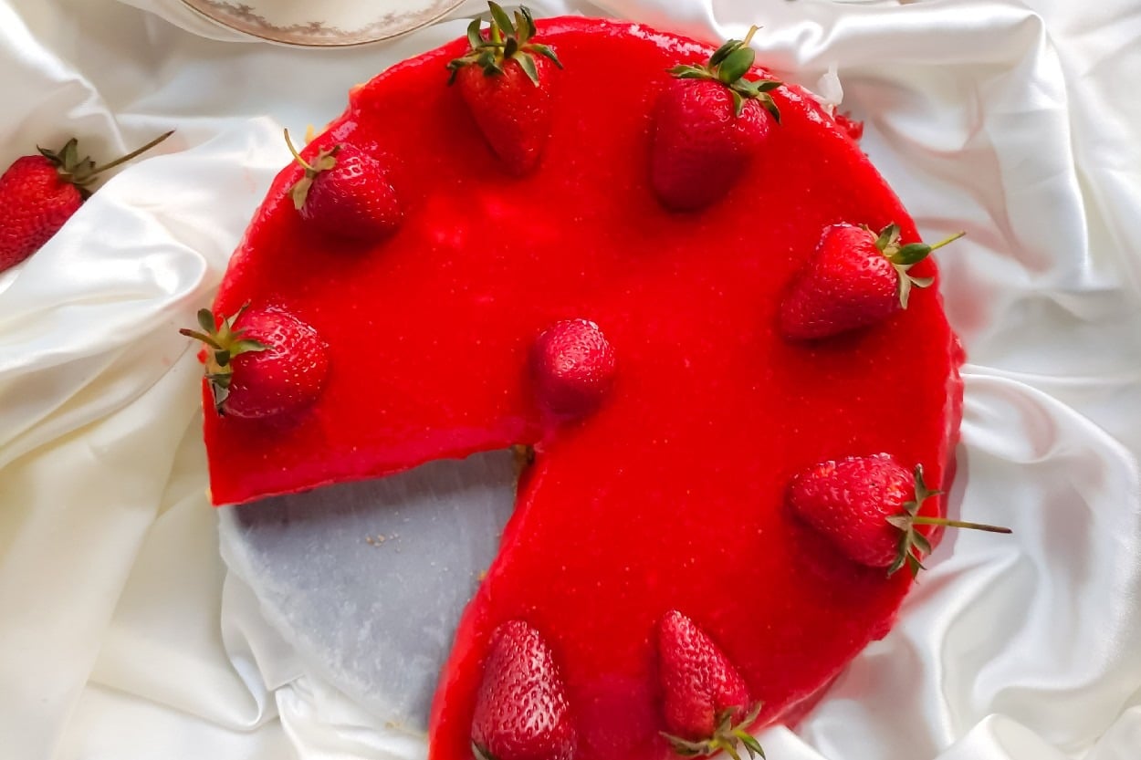 Göz Alıcı Rengiyle: Çilekli Cheesecake