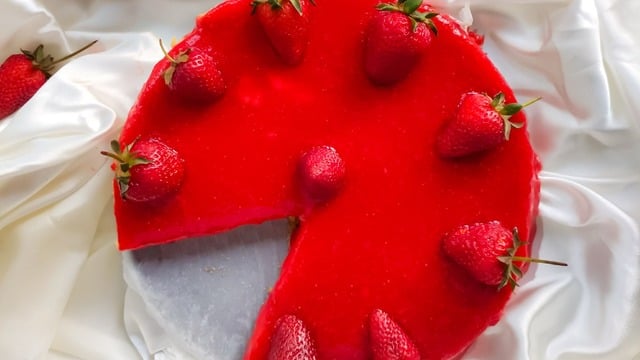 Göz Alıcı Rengiyle: Çilekli Cheesecake