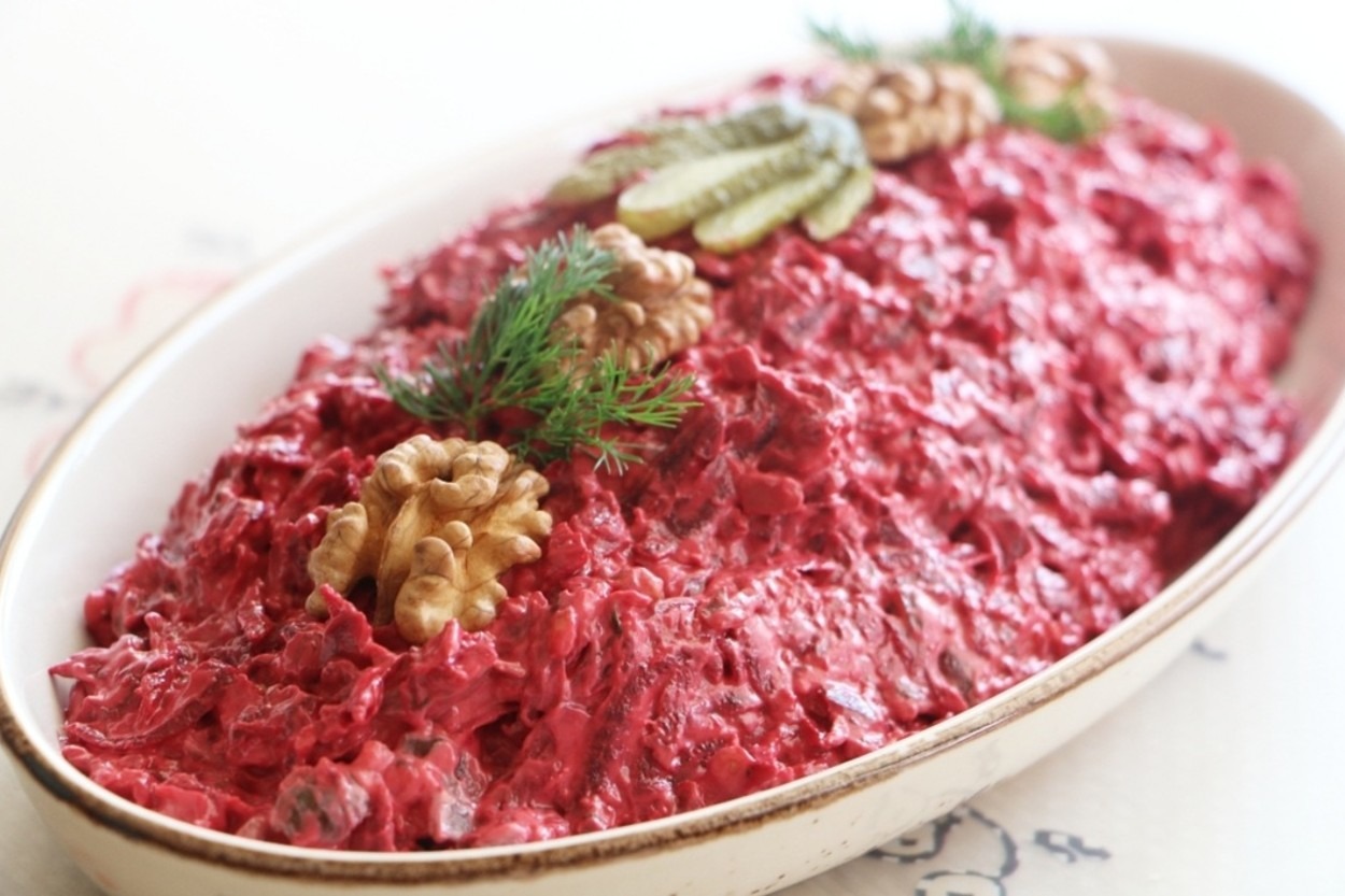 Sofraya Renk Geldi: Yoğurtlu Şalgam Salatası