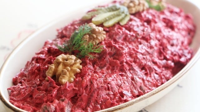 Sofraya Renk Geldi: Yoğurtlu Şalgam Salatası