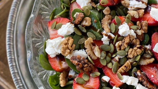 Peynir İlavesiyle: Çilekli Semizotu Salatası