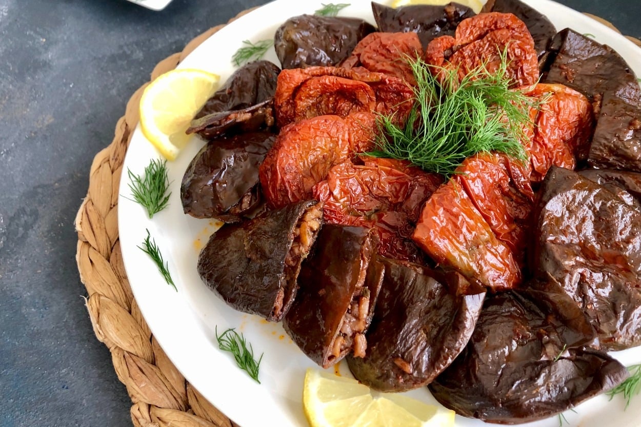 Patlıcan Biber Karışık: Zeytinyağlı Ekşili Kuru Dolma
