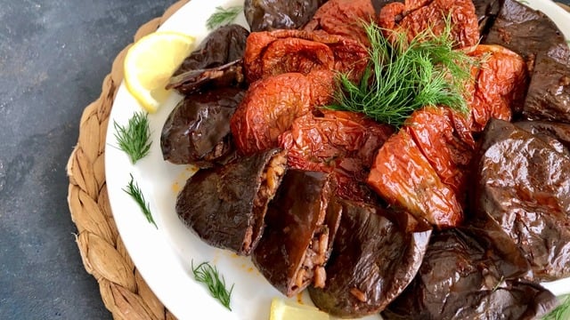 Patlıcan Biber Karışık: Zeytinyağlı Ekşili Kuru Dolma