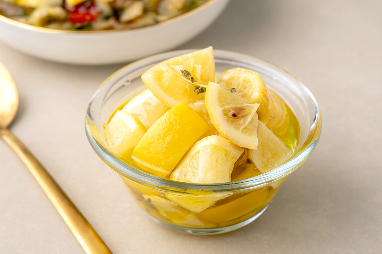 Lezzeti İçine İşlemiş: Zeytinyağlı Kolay Limon Turşusu