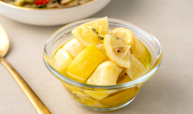 Lezzeti İçine İşlemiş: Zeytinyağlı Kolay Limon Turşusu
