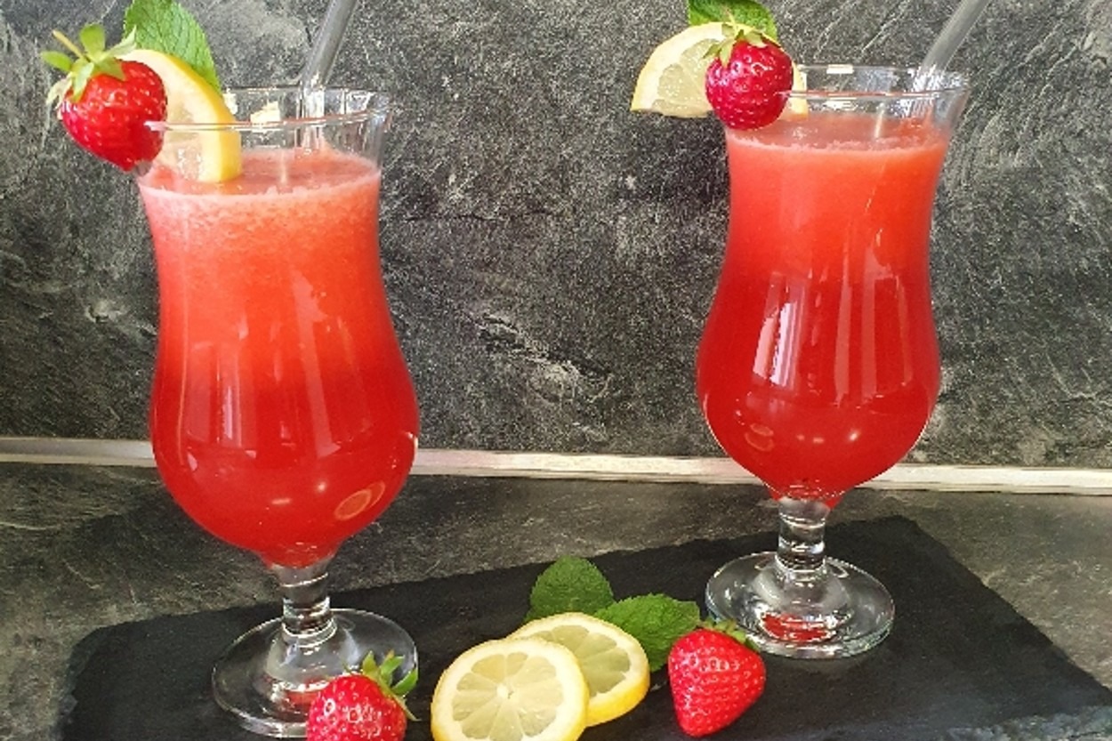 Yaz Serinliği: Çilekli Kolay Limonata