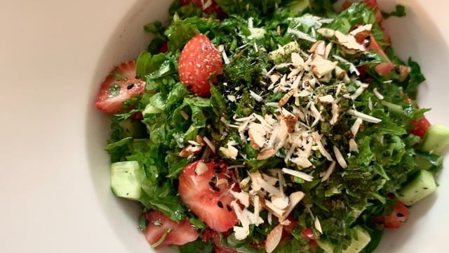 Ferahlık Geldi: Çilekli Yaz Salatası