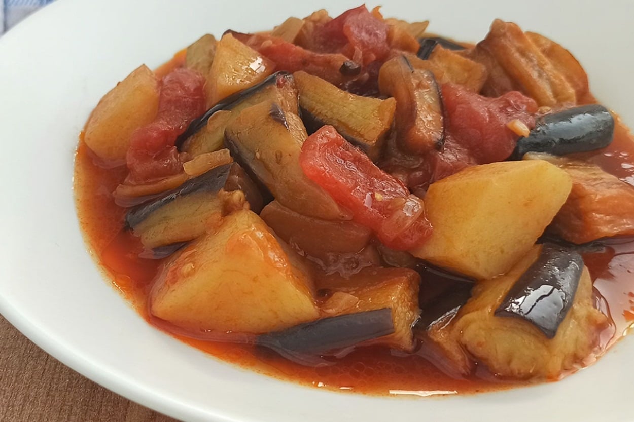 Sulu Yemek Önerisi: Patatesli Patlıcan Yemeği