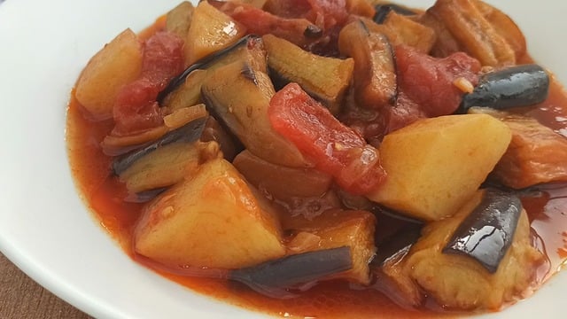 Sulu Yemek Önerisi: Patatesli Patlıcan Yemeği