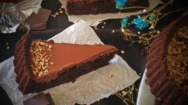 Yoğun Çikolatalı: Tart Kalıbında Kek