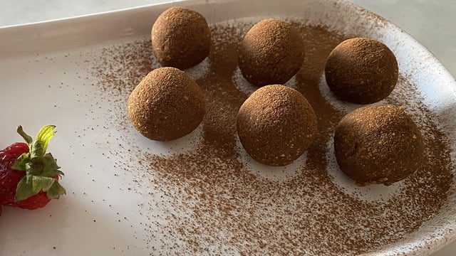Sağlıklı Atıştırmalık: Leblebili Hurma Topları