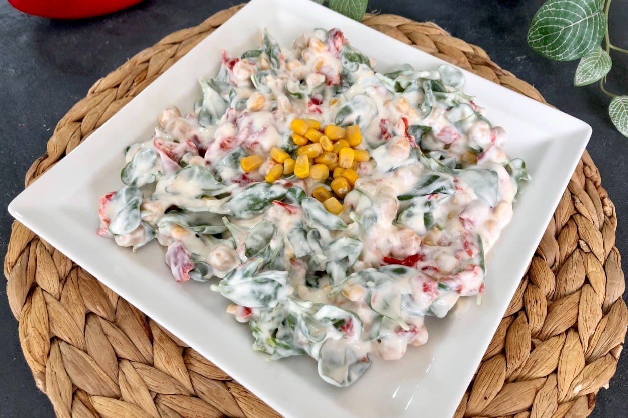 En Doyurucu Hali: Nohutlu Köz Biberli Semizotu Salatası