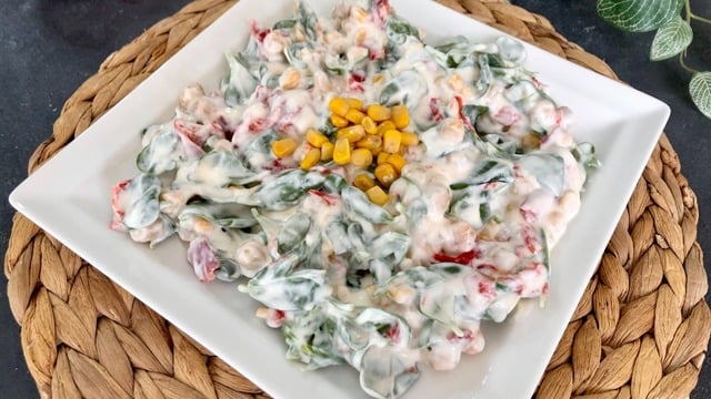 En Doyurucu Hali: Nohutlu Köz Biberli Semizotu Salatası
