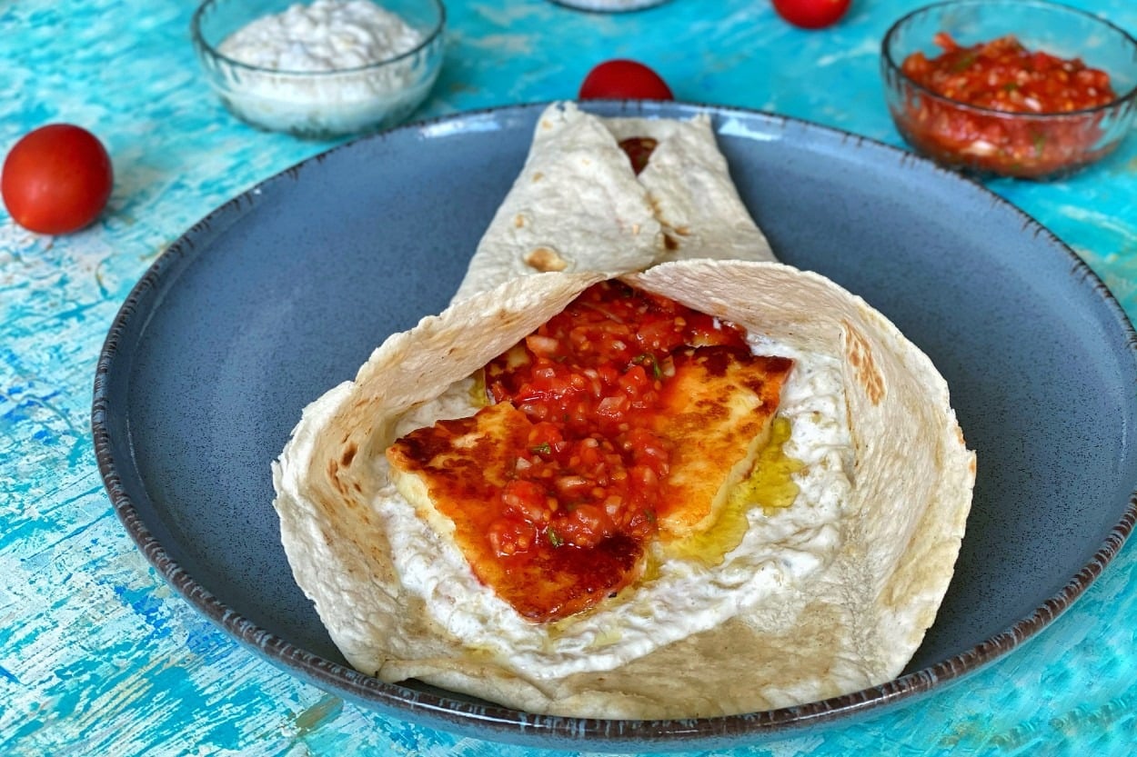 Vejetaryen Dürüm: Yoğurt ve Salsa Soslu Hellim Dürümü