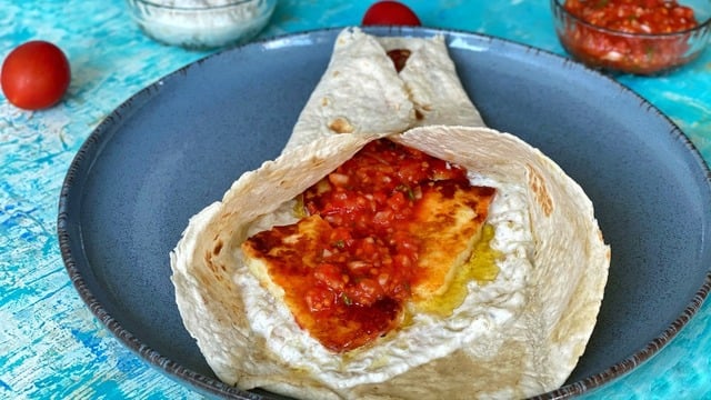 Vejetaryen Dürüm: Yoğurt ve Salsa Soslu Hellim Dürümü