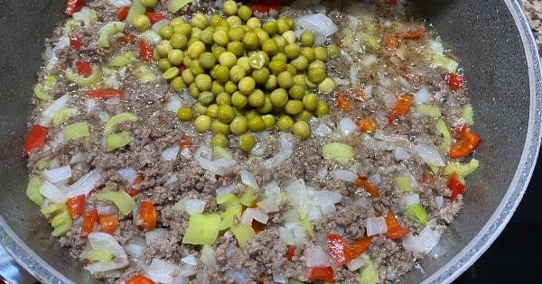 kiymali-bezelyeli-patates-puresi-yapim3
