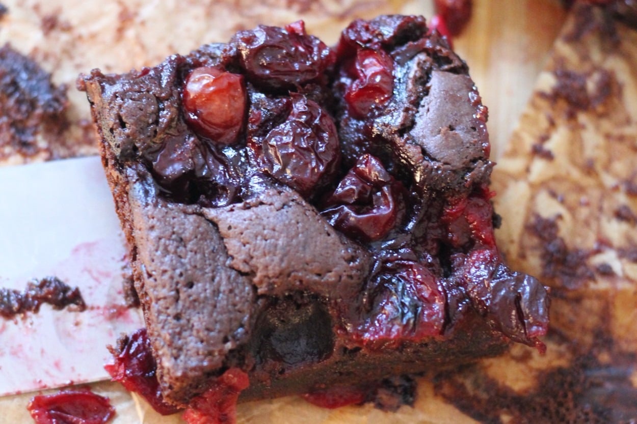 Çok Yakışıyor: Kolay Vişneli Brownie