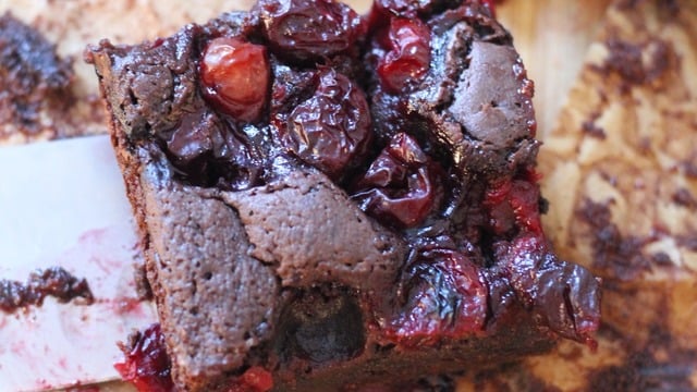 Çok Yakışıyor: Kolay Vişneli Brownie