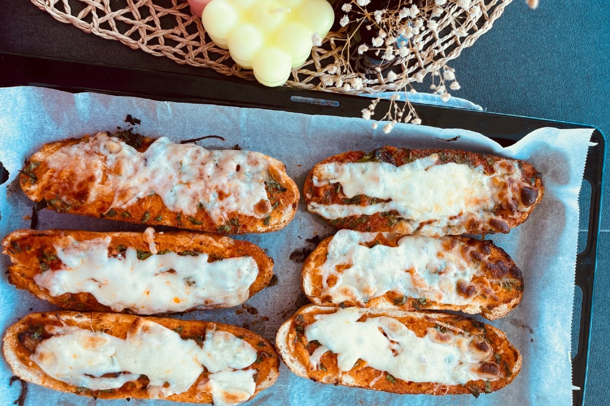Lezzeti Katlandı: Domates Püreli Sarımsaklı Ekmek