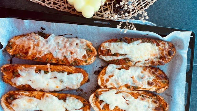 Lezzeti Katlandı: Domates Püreli Sarımsaklı Ekmek