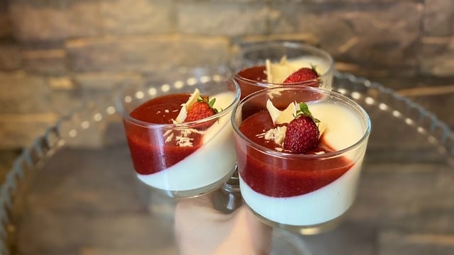 Tam Kıvamında: Çilek Soslu Panna Cotta