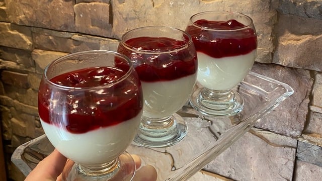 Pratik ve Hafif: Vişneli Sakızlı Muhallebi