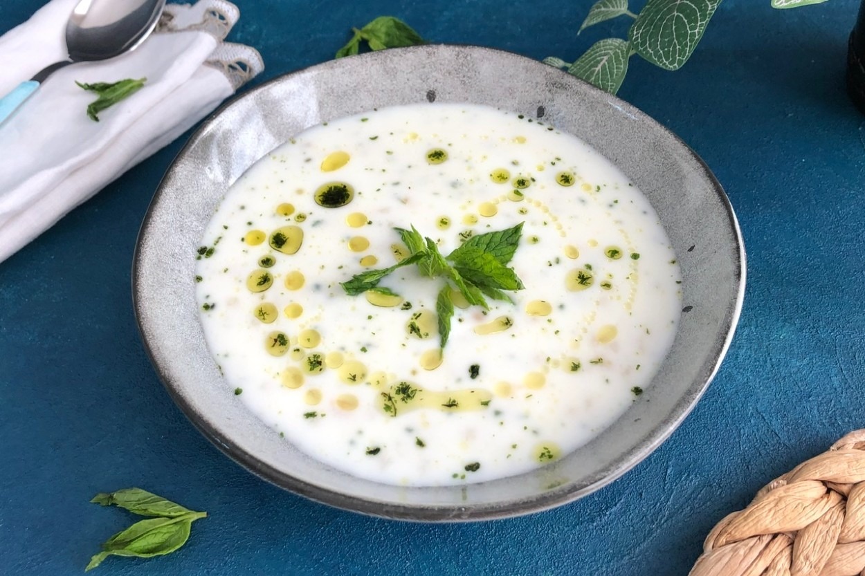 Ferahlık Garanti: Soğuk Ayran Aşı Çorbası