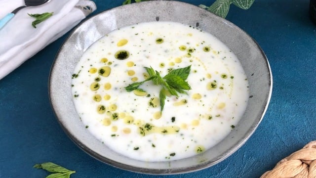 Ferahlık Garanti: Soğuk Ayran Aşı Çorbası