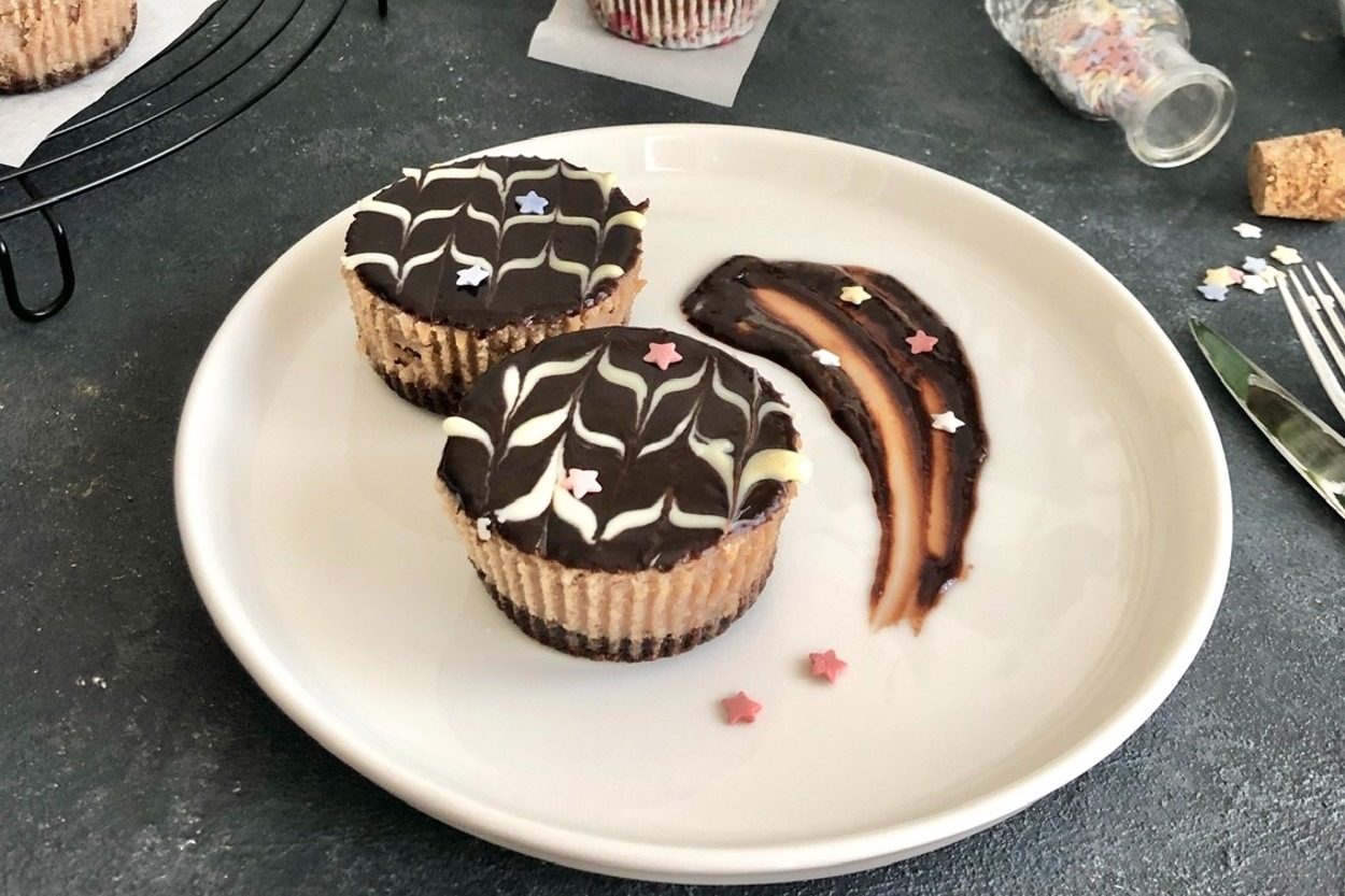 Porsiyonluk Lezzet: Çikolatalı Mini Cheesecake