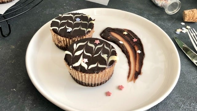 Porsiyonluk Lezzet: Çikolatalı Mini Cheesecake