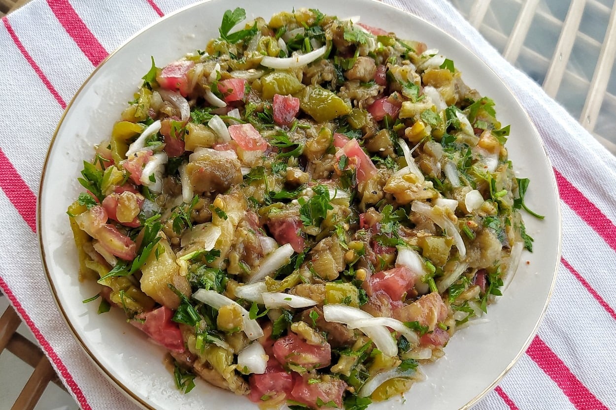 Yemeklere Eşlikçi: Közlenmiş Patlıcan Salatası