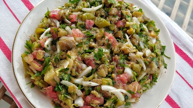 Yemeklere Eşlikçi: Közlenmiş Patlıcan Salatası