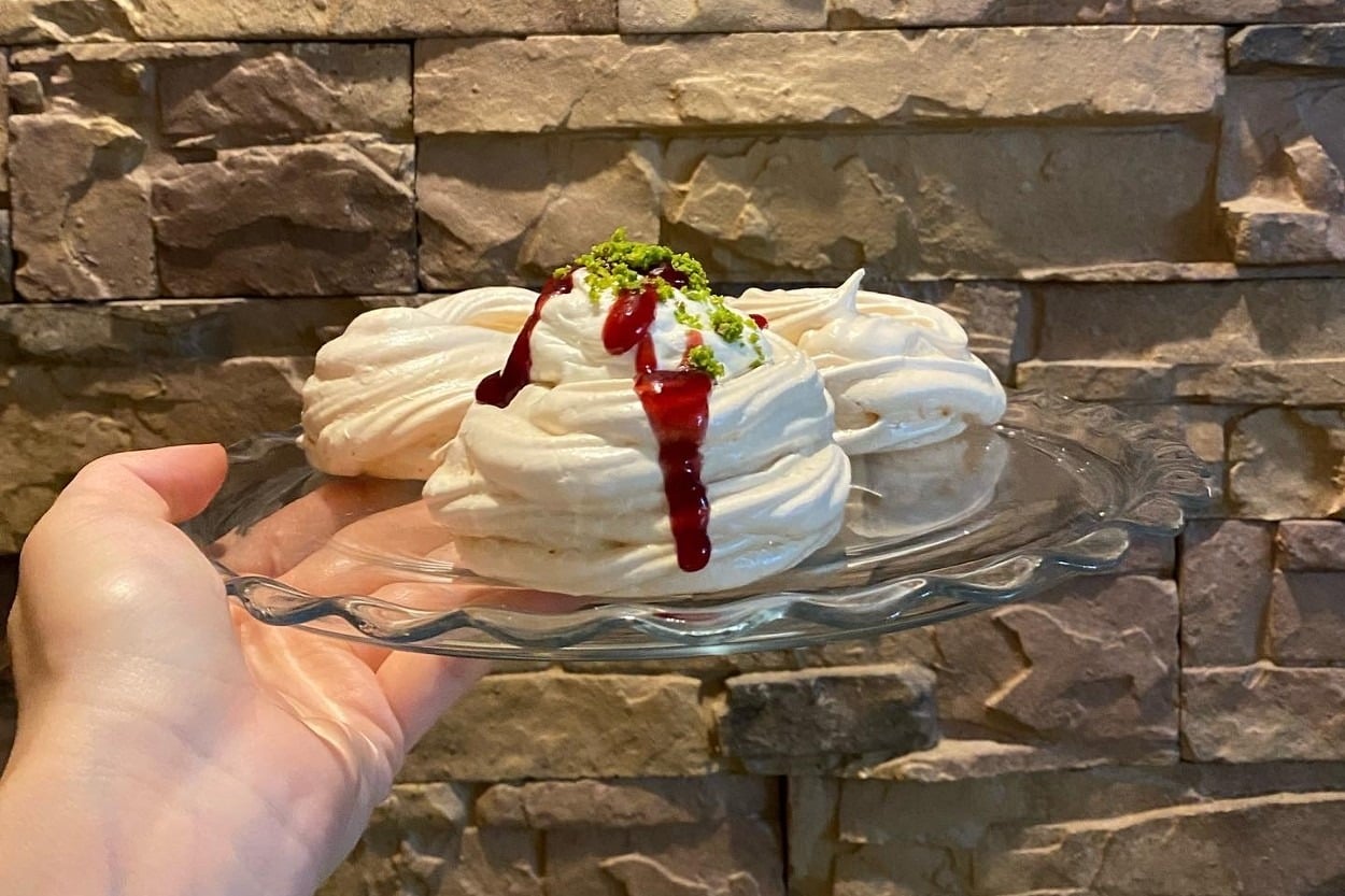 Beş Malzemeyle: Kremalı Böğürtlen Soslu Beze