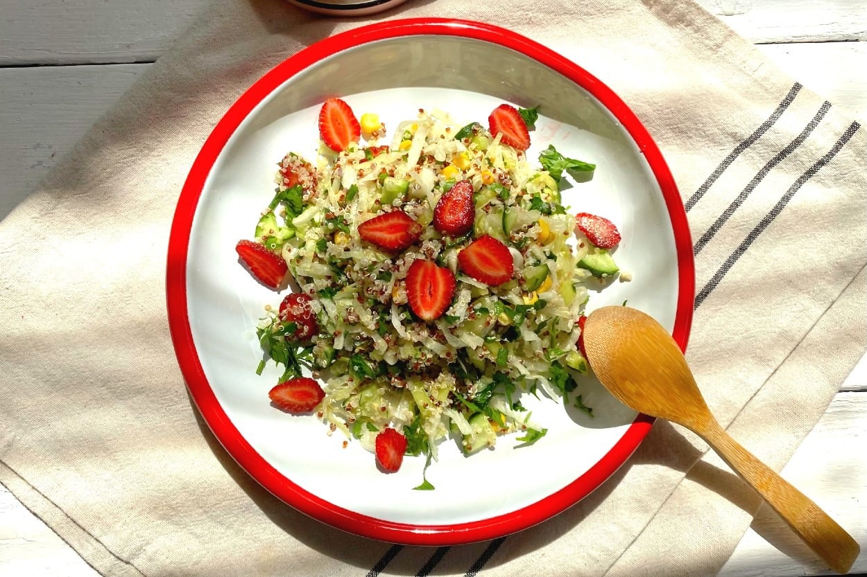 Glutensiz ve Vegan: Kinoalı Çilekli Yeşil Salata