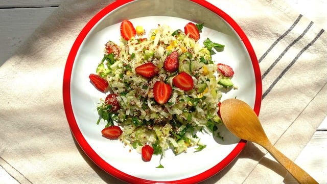 Glutensiz ve Vegan: Kinoalı Çilekli Yeşil Salata