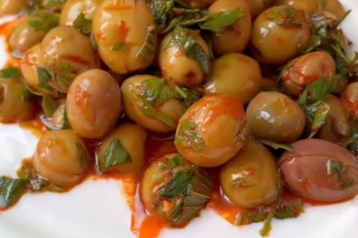 Kahvaltı Sofranıza: Yoğurtlu Zeytin Salatası