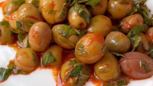 Kahvaltı Sofranıza: Yoğurtlu Zeytin Salatası