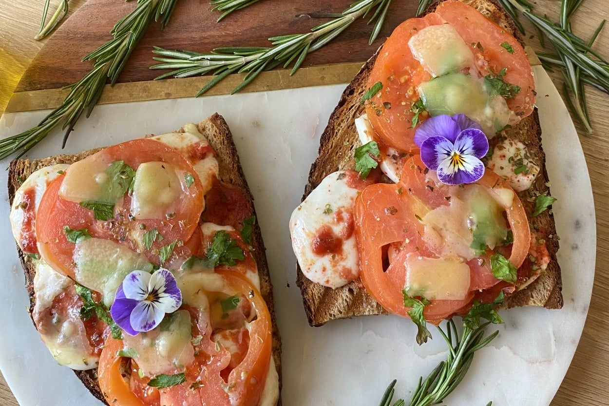 Burrata Peynirli ve Domatesli: Ekşi Mayalı Açık Tost