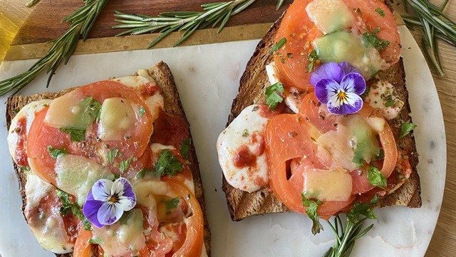 Burrata Peynirli ve Domatesli: Ekşi Mayalı Açık Tost