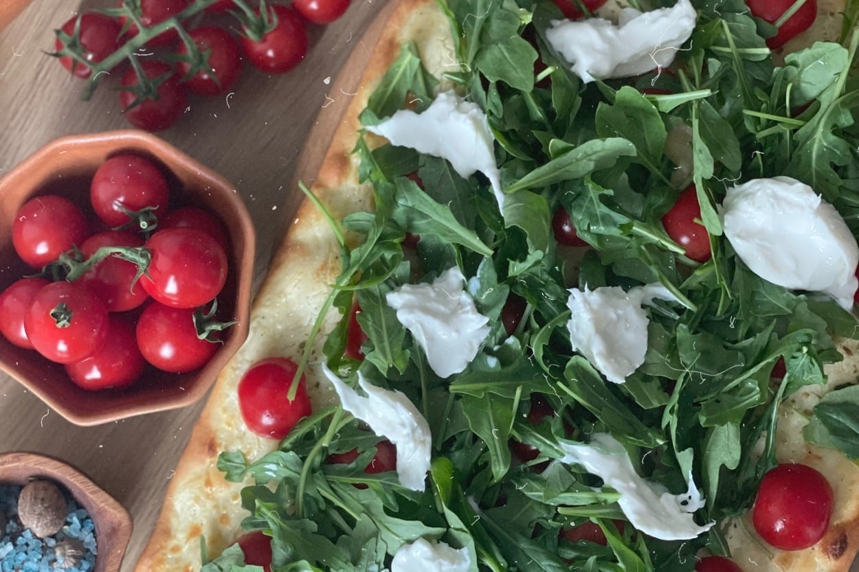 Peynirli Domatesli: Vejetaryen Flammkuchen