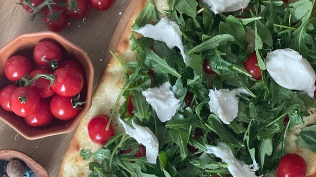 Peynirli Domatesli: Vejetaryen Flammkuchen